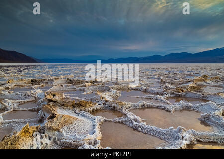 Bacino Badwater il luogo più basso in Nord America. Il suo anche il più arido e il più caldo il parco nazionale della Valle della Morte. Foto Stock