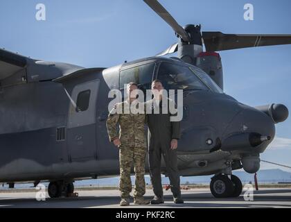 Stati Uniti Air Force Chief Master Sgt. Contrassegnare Mapel, 1 Special Operations Group Chief arruolato manager standard e valutazioni, pone con suo figlio Airman 1. Classe David Mapel, 58th Training Squadron CV-22 Osprey speciale missione aviatore studente, a Kirtland Air Force Base, N.M., luglio 25. Airman Mapel, segue le orme di suo padre, Chief Mapel, come un CV-22 Osprey speciale missione aviatore. Foto Stock