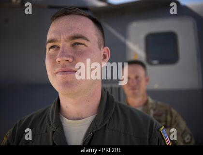 Stati Uniti Air Force Airman 1. Classe David Mapel, 58th Training Squadron CV-22 speciale missione aviatore studente, pone con suo padre Chief Master Sgt. Contrassegnare Mapel, 1 Special Operations Group Chief arruolato manager standards e valutazioni a Kirtland Air Force Base, N.M., luglio 25. Airman Mapel, segue le orme di suo padre, Chief Mapel, come un CV-22 Osprey speciale missione aviatore. Foto Stock