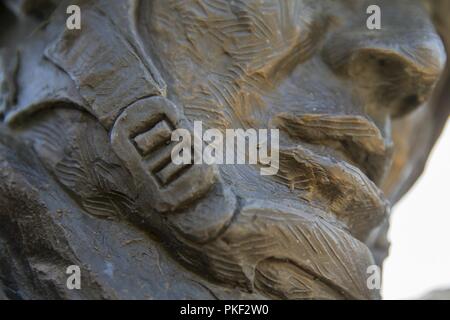 Close up Sgt. Il Mag. Bradley Kasal statua di guerriero ferito Battalion-West, Marine Corps base Camp Pendleton, California, 1 agosto 2018. Durante l'Operazione Phantom Fury in Fallujah in Iraq, nel 2004, Kasal sentito spari, afferrato un altro Marine e si precipitò in una casa dove ha subito numerose ferite di armi da fuoco e fu gravemente ferito da Granata Granata. Foto Stock