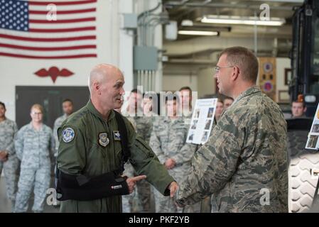 Il comandante di mobilità in aria il comando, Gen. Carlton D. Everhart II (sinistra), riceve un briefing sulla Critical Care il trasporto aereo di squadre da magg. Thomas Hagan del 123Gruppo medico durante un tour del Kentucky Air National Guard Base in Louisville, KY., 3 Agosto, 2018. Il gruppo è il solo unità nell'aria Guardia Nazionale con due CCATTs. Foto Stock