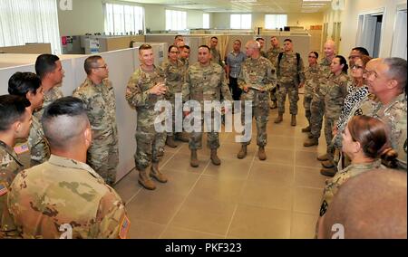 Sergente maggiore dell'esercito visiti il PRNG l'Aiutante Generale di Puerto Rico, Briga. Gen. Isabelo Rivera, ha ricevuto la visita del Sgt. Principali dell'esercito, Daniel A. Dailey che hanno visitato l'isola per la prima volta, 31 luglio. Dailey, chi è il quindicesimo SMA, arrivati a Puerto Rico dopo il coordinamento con la Guardia Nazionale; e il fuoco della sua visita è stato quello di offrire il supporto per eventuali esigenze che il PRNG potrebbe avere. Come il sergente maggiore dell'esercito, Dailey è il consulente personale del capo di Stato maggiore dell'esercito in tutte le questioni che interessano la forza arruolato. "Questa visita dal sergente maggiore di Ar Foto Stock