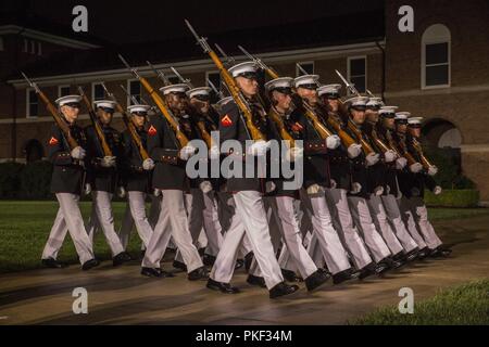 Marines con Alfa Company, caserma marini di Washington D.C., marzo in centro a piedi durante un venerdì sera Parade presso caserma marini di Washington D.C., 3 Agosto, 2018. Ospiti d'onore per la Parata sono stati Ms. Ryan Manion, Presidente, Travis Manion Foundation, E DEGLI STATI UNITI Marine Corps Col. Tom Manion, pensionato, presidente emerito, Travis Manion Foundation. L hosting ufficiale è stato Lt. Gen. Michael G. Dana, Director Marine Corps personale. Foto Stock