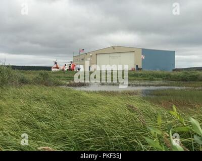 Una guardia costiera Stazione aria Kodiak MH-60 Jayhawk equipaggio ritorna dal sollevamento di un 35-anno-vecchio uomo dalla nave da crociera Silver Explorer nel mare Chukchi, 150 miglia a nord-ovest di Kotzebue, Alaska, 3 Agosto, 2018. È stato riportato l'uomo aveva problemi cardiaci e medevaced necessari per ricevere il più elevato livello di cure mediche. Stati Uniti La guardia costiera della foto. Foto Stock