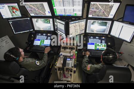 Un equipaggio da 163d attacco ala, California Air National Guard, volare un MQ-9 Reaper pilotato a distanza aeromobili per il complesso di Mendocino incendio nel nord della California, e il Agosto 4, 2018, durante una missione a sostegno degli enti statali. L'equipaggio condotto fire perimetro scansioni e controlli sul posto in blaze, che abbraccia il Ranch e incendi di fiume e continua a crescere. Foto Stock