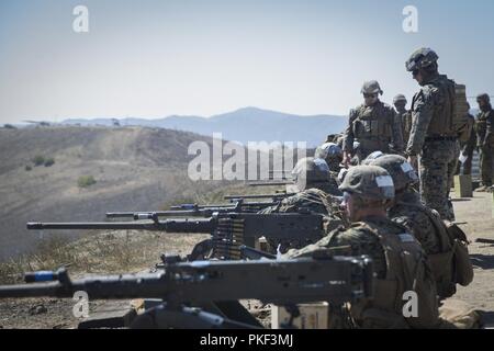 Stati Uniti Marines con Charlie Company, formazione di fanteria battaglione, scuola di fanteria West, prepararsi al fuoco Browning M2 .50 Cal. mitragliatrici al Marine Corps base Camp Pendleton, California, il 6 agosto 2018. I marines hanno imparato a funzionare efficacemente la pistola della macchina quando si innesta il fermo simulato i veicoli nemici. Foto Stock