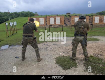 Marinai e Marines fissato per l'eliminazione degli ordigni esplosivi unità mobile (EODMU) 5 condotta dal vivo un esercizio di incendio presso la base navale di Guam, 2 agosto 2018. EODMU-5 è assegnato al comandante, Task Force 75, il primario expeditionary task force responsabile per la pianificazione e la realizzazione di zone costiere operazioni fluviali, l'eliminazione degli ordigni esplosivi, immersioni subacquee di ingegneria e costruzione, e la costruzione di sottomarini negli Stati Uniti 7 flotta area di operazioni. Foto Stock