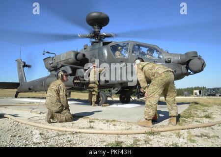 Stati Uniti Soldati, assegnato al primo battaglione (attacco), 3° Reggimento di aviazione, XII Combattere la Brigata Aerea, condotta riarmarsi e operazioni di rifornimento durante un'antenna gunnery al settimo Esercito di formazione del comando di Grafenwoehr Area Formazione, Germania, 06 Agosto, 2018. Foto Stock