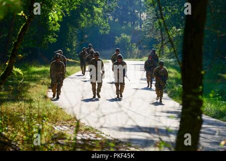 Stati Uniti I soldati assegnati a società A, 404 Aviazione Battaglione di supporto, 4a combattere la Brigata Aerea, 4a divisione di fanteria, fuori di Fort Carson, Colo., condurre un ruck marzo durante una prontezza esercizio presso il locale Oberdachstetten Area Formazione, Germania, 3 Agosto, 2018. La quarta cabina è su un periodo di nove mesi di rotazione in sostegno della Atlantic risolvere. Atlantic risolvere è una dimostrazione di continuato impegno USA di una collettiva della sicurezza europea attraverso una serie di azioni destinate a rassicurare gli alleati della NATO e gli altri partner europei d'America la dedizione per una pace duratura e la stabilità in tutto Foto Stock