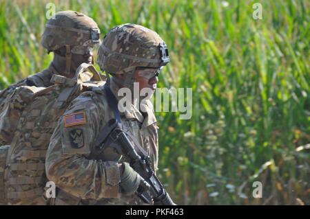 Stati Uniti I soldati assegnati a società A, 404 Aviazione Battaglione di supporto, 4a combattere la Brigata Aerea, 4a divisione di fanteria, fuori di Fort Carson, Colo., condurre un ruck marzo durante una prontezza esercizio presso il locale Oberdachstetten Area Formazione, Germania, 3 Agosto, 2018. La quarta cabina è su un periodo di nove mesi di rotazione in sostegno della Atlantic risolvere. Atlantic risolvere è una dimostrazione di continuato impegno USA di una collettiva della sicurezza europea attraverso una serie di azioni destinate a rassicurare gli alleati della NATO e gli altri partner europei d'America la dedizione per una pace duratura e la stabilità in tutto Foto Stock