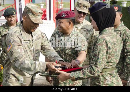 Il Mag. Gen. Timothy Mckeithen, Vice Comandante generale degli Stati Uniti Esercito Pacifico Comando pone una baionetta cerimoniale durante la cerimonia di chiusura per esercitare Keris sciopero, 3 agosto 2018. Esercizio Keris sciopero è stato un esercizio bilaterale tra la Malaysia e gli Stati Uniti, con un particolare accento sulla politica regionale di assistenza umanitaria e di disaster relief operations. Foto Stock