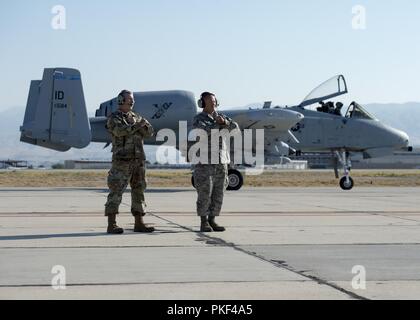 Brig. Gen. Michael J. Garshak, l aiutante generale di Idaho e comandante dell'Idaho National Guard, ombre Staff Sgt. Jeremy Johnson, un 124Manutenzione aeromobili squadrone capo equipaggio, mentre si prepara a lanciare un A-10 Thunderbolt II assegnati per la 190Fighter Squadron in campo Gowen Boise, Idaho Agosto 5, 2018. Garshak è imparare più circa la A-10 e come l'Idaho Air National Guard lo utilizza per i corsi di formazione e missioni di combattimento. Foto Stock