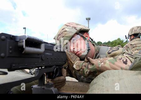 Sgt. Brandon Wright, 78Training Division, 84A Comando di formazione basato sulla giunzione baseGuire-Dix Mc-Lakehurst, N.J., prende la mira mentre si qualifica con un M240B mitragliatrice durante la Task Force Ultimate, funzionamento freddo acciaio II, ospitato dalla U.S. Esercito degli affari civili e psicologica del comando di funzionamento (Airborne) in corrispondenza della giunzione baseGuire-Dix Mc-Lakehurst, N.J., 31 luglio 2018. Funzionamento a freddo è di acciaio negli Stati Uniti La riserva di esercito di equipaggio è servita la qualifica di armi ed esercizio di convalida per garantire che l'America dell'esercito di unità di riserva e soldati sono addestrati e pronto per la distribuzione con breve preavviso e portare la lotta contro-ready e Foto Stock