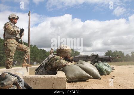 Sgt. Brandon Wright, 78Training Division, 84A Comando di formazione basato sulla giunzione baseGuire-Dix Mc-Lakehurst, N.J., prende la mira mentre si qualifica con un M240B mitragliatrice durante la Task Force Ultimate, funzionamento freddo acciaio II, ospitato dalla U.S. Esercito degli affari civili e psicologica del comando di funzionamento (Airborne) in corrispondenza della giunzione baseGuire-Dix Mc-Lakehurst, N.J., 31 luglio 2018. Funzionamento a freddo è di acciaio negli Stati Uniti La riserva di esercito di equipaggio è servita la qualifica di armi ed esercizio di convalida per garantire che l'America dell'esercito di unità di riserva e soldati sono addestrati e pronto per la distribuzione con breve preavviso e portare la lotta contro-ready e Foto Stock