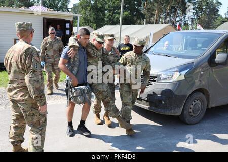 278Th ACR soldati portano una vittima paziente durante un incidente di massa esercizio, 4 Agosto a Yavoriv, Ucraina. Foto Stock