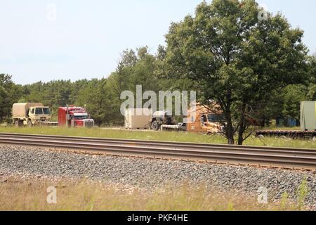 Trattore Semi-rimorchi caricati con attrezzature militari sono schierati il Agosto 1, 2018 su una strada a sud di Post in attesa di essere scaricati a Fort McCoy, Wis. attrezzature è stata spedita in per uso nella formazione 86a Divisione di combattere la formazione per il supporto di esercizio (CSTX) 86-18-02. Migliaia di truppe partecipare all'esercizio e centinaia di pezzi di equipaggiamento sono stati consegnati per quelle truppe per l'uso. Questa è la seconda CSTX ospitato dal 86º nel 2018 e la terza CSTX presso l'installazione di quest'anno. Foto Stock