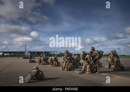 Avieri dalla base 820th gruppo di difesa preparare per statico-salti in linea, luglio 31, 2018 a Moody Air Force Base, Ga. Il 820th BDG include airborne-qualified aviatori di rafforzare a livello mondiale la sua-forza dispiegabile capacità di protezione e richiede loro di passare periodicamente per mantenere la loro qualifica. Foto Stock