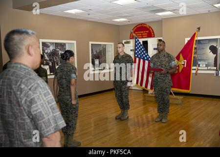 Negli Stati Uniti i membri di servizio civili e partecipare a una cerimonia di premiazione al Marine Corps reclutare deposito a San Diego, California, e il Agosto 8, 2018. La cerimonia si è svolta in onore dei Marines e marinai che erano stati aggiudicati l'organo di servizio del quarto premio per il loro achivements attraverso il terzo trimestre dell'anno fiscale 18 Foto Stock