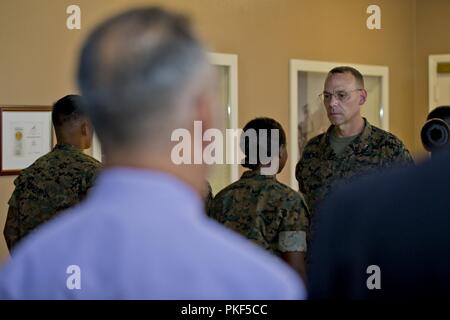 Negli Stati Uniti i membri di servizio civili e partecipare a una cerimonia di premiazione al Marine Corps reclutare deposito a San Diego, California, e il Agosto 8, 2018. La cerimonia si è svolta in onore dei Marines e marinai che erano stati aggiudicati l'organo di servizio del quarto premio per il loro achivements attraverso il terzo trimestre dell'anno fiscale 18 Foto Stock