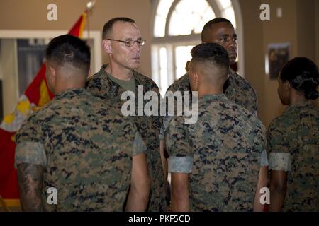 Negli Stati Uniti i membri di servizio civili e partecipare a una cerimonia di premiazione al Marine Corps reclutare deposito a San Diego, California, e il Agosto 8, 2018. La cerimonia si è svolta in onore dei Marines e marinai che erano stati aggiudicati l'organo di servizio del quarto premio per il loro achivements attraverso il terzo trimestre dell'anno fiscale 18 Foto Stock