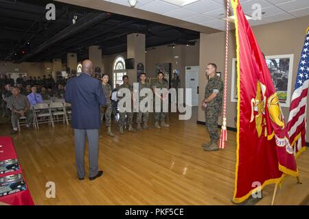 Negli Stati Uniti i membri di servizio civili e partecipare a una cerimonia di premiazione al Marine Corps reclutare deposito a San Diego, California, e il Agosto 8, 2018. La cerimonia si è svolta in onore dei Marines e marinai che erano stati aggiudicati l'organo di servizio del quarto premio per il loro achivements attraverso il terzo trimestre dell'anno fiscale 18 Foto Stock