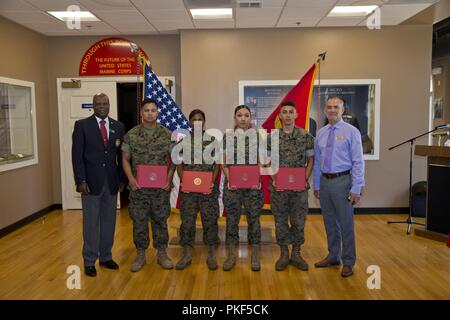 Negli Stati Uniti i membri di servizio civili e partecipare a una cerimonia di premiazione al Marine Corps reclutare deposito a San Diego, California, e il Agosto 8, 2018. La cerimonia si è svolta in onore dei Marines e marinai che erano stati aggiudicati l'organo di servizio del quarto premio per il loro achivements attraverso il terzo trimestre dell'anno fiscale 18 Foto Stock