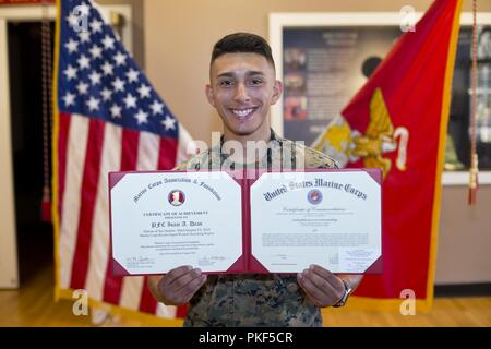 Negli Stati Uniti i membri di servizio civili e partecipare a una cerimonia di premiazione al Marine Corps reclutare deposito a San Diego, California, e il Agosto 8, 2018. La cerimonia si è svolta in onore dei Marines e marinai che erano stati aggiudicati l'organo di servizio del quarto premio per il loro achivements attraverso il terzo trimestre dell'anno fiscale 18 Foto Stock