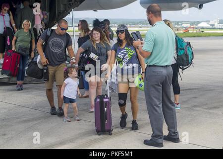 KADENA AIR BASE, Okinawa, Giappone - Dipartimento della Difesa volontari sbarcare un C-130 per un evacuazione centro di controllo la prova 6 Agosto sulla Kadena Air Base, Okinawa, in Giappone. Le prove di ECC per 3D Battaglione di trasporto di emergenza di avviso Marine Air Ground Task Force ha garantito la ECC è pienamente preparati e pronti in caso di una catastrofe nazionale si pone. L'ECC prove comandanti dà la possibilità di valutare le prestazioni dei loro Marines e le attrezzature delle sue funzionalità. Foto Stock