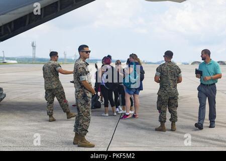 KADENA AIR BASE, Okinawa, Giappone - Dipartimento della Difesa volontari sbarcare un C-130 per un evacuazione centro di controllo la prova 6 Agosto sulla Kadena Air Base, Okinawa, in Giappone. Le prove di ECC per 3D Battaglione di trasporto di emergenza di avviso Marine Air Ground Task Force ha garantito la ECC è pienamente preparati e pronti in caso di una catastrofe nazionale si pone. L'ECC prove comandanti dà la possibilità di valutare le prestazioni dei loro Marines e le attrezzature delle sue funzionalità. Foto Stock