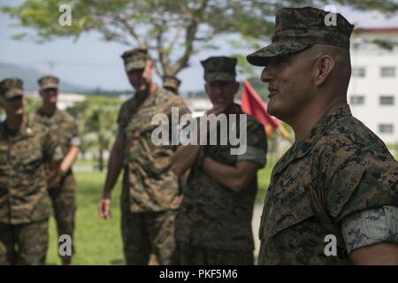 Sgt. Il Mag. Mario Marquez, III Marine forza expeditionary sergente maggiore, indirizzi Marines e marinai, durante una visita al trentunesimo Marine Expeditionary Unit presso il Camp Hansen, Okinawa, in Giappone, e il Agosto 8, 2018. Marquez ha visitato il trentunesimo MEU per soddisfare Marines e marinai prima di un imminente patrol. Il trentunesimo MEU, il Marine Corps' solo in modo continuo distribuita MEU, fornisce una forza flessibile pronto per eseguire una vasta gamma di operazioni militari in tutta la regione Indo-Pacifico. Foto Stock