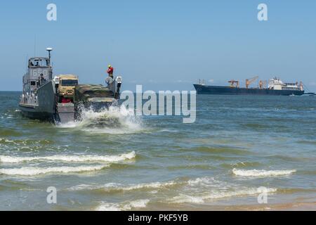 VIRGINIA BEACH, Va. (26 luglio 2018) un U.S. Veicolo esercito approda un assalto unità artigianali (ACU) 2 Landing Craft Utility (LCU) 1600 dopo aver accoltellato Utah Beach a bordo comune Base Expeditionary Little Creek - Fort Story durante il Tridente Sun 18 esercizio. Trident Sun 18 è un preposizionamento marittima forza (MPF) operazione destinata a fornire una formazione alla componente di riserva personale per quanto riguarda il flusso in offload di veicoli e attrezzature militari. Foto Stock