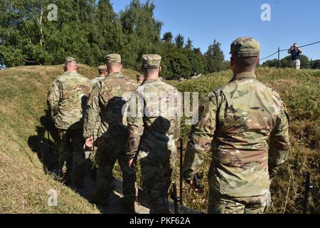 N.Y. Esercito Nazionale soldati di guardia dal 27 della brigata di fanteria combattere Team tour una guerra mondiale I trench presso il Memoriale di Terranova, a Beaumont-Hamel, Francia, il 6 agosto 2018. Come parte delle celebrazioni del centenario della fine della prima guerra mondiale, il ventisettesimo e trentesimo della brigata di fanteria Lotta contro squadre mandato i soldati per il Belgio e la Francia per condurre le cerimonie e i tour di luoghi famosi per commemorare l'evento. Entrambe le brigate fanno risalire la loro storia per le divisioni che si sono combattute nella guerra mondiale I. (N.Y. Esercito nazionale Guard Foto Stock