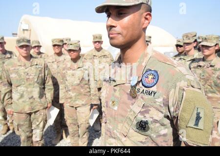 CAMP ARIFJAN, Kuwait - Lt. Col. Charles A. Valdes (sinistra), =awards un esercito medaglia ottenuta per il Mag. William Figueroa per l espletamento di rigature 300 punti su un esercito di recente Physical Fitness Test, luglio 25, 2018. Foto Stock