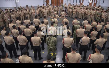 Grandi laghi, Ill. (Agosto 7, 2018) Capt. Erik Thors, comandante del reclutamento di formazione di comando (RTC), parla al RTC chief petty officer selectees e i capi pasticcio nella flotta del Pacifico drill hall in RTC. Sessantotto RTC prima classe sottufficiali sono stati selezionati per il capo. Più di 30.000 reclute graduate annualmente dalla marina è solo di boot camp. Foto Stock