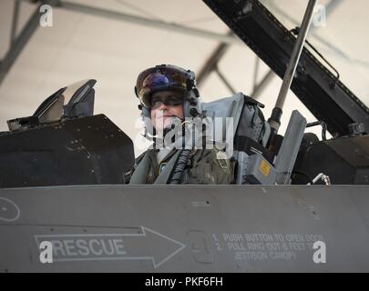 Lt. Col. John Caldwell, 28 Test di valutazione e comandante dello squadrone, 53rd ala, è stato scelto per portare gli Stati Uniti Air Force Thunderbirds come Thunderbird n. 1 per il 2019 antenna stagione di dimostrazione. Thunderbird n. 1, lo squadrone di commander e leader potrà comandare più di 120 a tutto il personale arruolato, 11 sottufficiali e condurre tutti i voli dimostrativi. Il Thunderbirds servono come America's premier aria squadrone di dimostrazione. Foto Stock