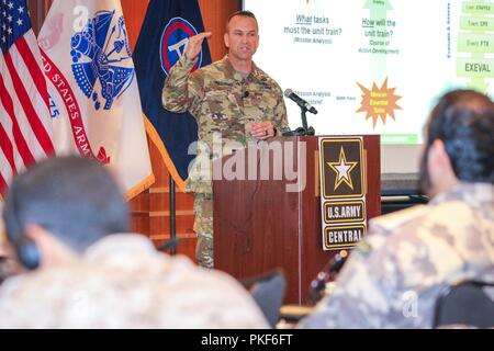 Il Mag. Jeremy Williams, teatro di cooperazione per la sicurezza coordinatore, sessantacinquesimo campo brigata di artiglieria, discute la U.S. Esercito di formazione modello, l'importanza del personale e di esercizi di comunicazione e l'artiglieria di campagna gated strategia di formazione a livello regionale Simposio di Artiglieria a Nashville, Tennessee, e il Agosto 8, 2018. Il sessantacinquesimo FAB è parte dell'Utah esercito Guardia Nazionale e serve come il campo di forza quartier generale di artiglieria per Task Force Spartan, che opera negli Stati Uniti Esercito area centrale delle operazioni. Il simposio enhanced l'interoperabilità e la cooperazione dei partner regionali mediante la creazione di un forum aperto Foto Stock