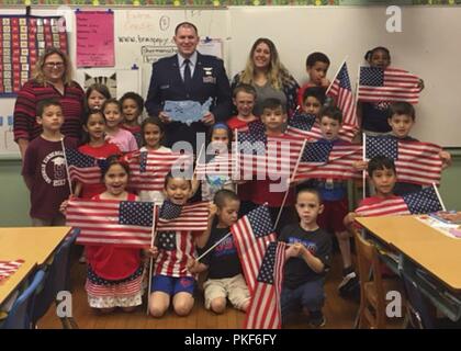 Stati Uniti Air Force Capt. John DeLaurentis, 363 intelligence, sorveglianza e ricognizione ala vice direttore, di piani e di programmi in posa per una foto con gli studenti e gli insegnanti a Sherman Scuola Elementare di Roselle, New Jersey, 30 maggio 2018. DeLaurentis ha visitato il primo-livellatrici per mostrare apprezzamento per un pacchetto a sorpresa ha ricevuto dalla classe. Foto Stock