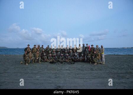 I membri di scopo speciale Air-Ground Marine Task Force Comando meridionale del cellulare del team di formazione e i loro studenti, Repubblica Dominicana fanteria navale corso avanzato, partecipare a una decina di chilometri di strada da marzo a concludere il loro esercizio finale qui, 2 agosto. I marines e i marinai di SPMAGTF-SC sono in conduzione la cooperazione in materia di sicurezza la formazione e i progetti di ingegneria a fianco di partner nazione le forze militari in America Centrale e America del Sud. L'unità è anche in standby per fornire assistenza umanitaria e di soccorso in caso di catastrofe in caso di un uragano o altra situazione di emergenza nella regione. Foto Stock