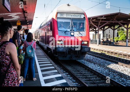 Müllheim, Baden-Württemberg, Germania - 30 luglio 2018 : DB treno regionale da Basilea (Svizzera) a Offenburg (Germania) arrivando a Müllheim HBF Foto Stock