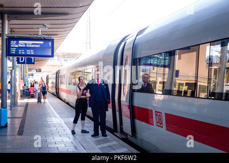 Freiburg, Baden-Württemberg, Germania - 30 luglio 2018 : stazione di protezione sulla piattaforma accanto alla porta aperta del ghiaccio ad alta velocità ferroviaria Intercity-Express. Foto Stock