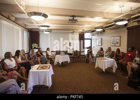 La sig.ra D'Arcy Neller, moglie di U.S. Marine Corps gen. Robert B. Neller, Comandante della Marine Corps, parla ai coniugi dei capi unità da Marine Corps base Hawaii (MCBH) durante un pranzo al Circolo Ufficiali, MCBH, 7 Agosto, 2018. La sig.ra Neller ha incentrato il dibattito sulla disponibilità della famiglia, il morale e il benessere delle famiglie. Foto Stock