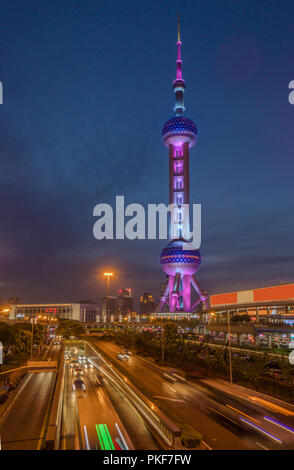 Shanghai costruzione urbana di notte Foto Stock