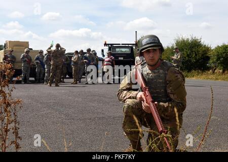 Un veicolo operazioni Airman assegnato alla 48th Fighter Wing esegue la protezione del perimetro overwatch per simulare un salvataggio in elicottero zona di atterraggio presso la Stanford Area Formazione, Suffolk, Inghilterra, Agosto 04, 2018. Contingenza prontezza operativa di formazione è suddiviso in quattro fasi, la quarta fase di formazione e di prova del veicolo operazioni avieri sul funzionamento delle armi, il convoglio le operazioni e le operazioni militari in Terreno urbano (MOUT). Foto Stock