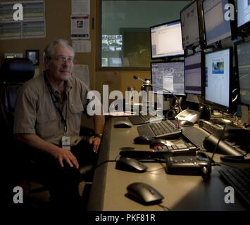 Lawrence Modjeska, una pubblica sicurezza dispatcher controlla una mappa di localizzazione per determinare la posizione di un 9-1-1 chiamante presso la Direzione dei Servizi di Emergenza (DES) dispatch office il Agosto 8, 2018, Fort McCoy, Wisconsin. Consente agli spedizionieri di fornire un collegamento cruciale tra Fort McCoy personale e operatori di primo soccorso. Foto Stock