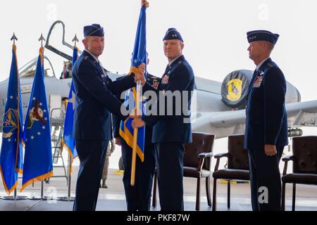 Stati Uniti Air Force Il Mag. Gen. Andrew Croft, commander, XII Air Force (AFSOUTH), assume il comando della XII Air Force (AFSOUTH) durante un cambio del comando cerimonia Agosto 3, 2018 a Davis-Monthan Air Force Base in Arizona. Air Force gen. James Holmes, commander, Air Combat Command, presieduto la dodicesima Air Force (AFSOUTH) Modifica del comando cerimonia. Foto Stock