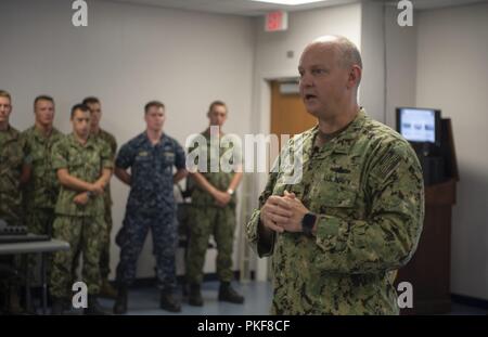 VIRGINIA BEACH, Va. - Capt. Ty Britt, commander, costiere gruppo fluviale due, le risposte alle domande poste da ROTC aspiranti guardiamarina durante la quarta settimana di orientamento professionale e di formazione per aspiranti guardiamarina. Ogni estate ROTC e U.S. Accademia navale aspiranti guardiamarina visita i comandi della marina militare in tutto il mondo durante l'estate programmi di formazione intesi ad assistere gli aspiranti guardiamarina a prendere decisioni informate circa le aree di guerra in cui faranno richiesta di servire dopo le loro commissioni. Marine Expeditionary comando di combattimento ospita aspiranti guardiamarina durante il loro allenamento estivo per esporre la loro missione imposta e leadership opportun Foto Stock