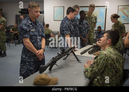 VIRGINIA BEACH, Va. - Guardiamarina Cole Hillard, Università di Illinois studente da Monee, Illinois, chiede Master-At-bracci Seaman Robert Savage, da McAllen, Texas, su come la M240B equipaggio servito mitragliatrice è utilizzato in marina costiera della forza fluviali. Ogni estate ROTC e U.S. Accademia navale aspiranti guardiamarina visita i comandi della marina militare in tutto il mondo durante l'estate programmi di formazione intesi ad assistere gli aspiranti guardiamarina a prendere decisioni informate circa le aree di guerra in cui faranno richiesta di servire dopo le loro commissioni. Marine Expeditionary comando di combattimento ospita aspiranti guardiamarina durante la loro estate trai Foto Stock