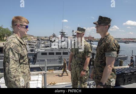 VIRGINIA BEACH, Va. - Elettronica Tecnico 2a classe Cory Pine Lodge Hotel, da Aurora, Illinois (sinistra), dà aspiranti guardiamarina Christian Neu, una Università del Nebraska studente da Waukesha, Wisconsin (centro) e Matteo McPhail, una Università della Carolina del Nord e uno studente di Charlotte, Carolina del Nord (a destra), un tour a bordo del Mark VI imbarcazione di pattuglia. Ogni estate ROTC e U.S. Accademia navale aspiranti guardiamarina visita i comandi della marina militare in tutto il mondo durante l'estate programmi di formazione intesi ad assistere gli aspiranti guardiamarina a prendere decisioni informate circa le aree di guerra in cui faranno richiesta di servire dopo la loro com Foto Stock