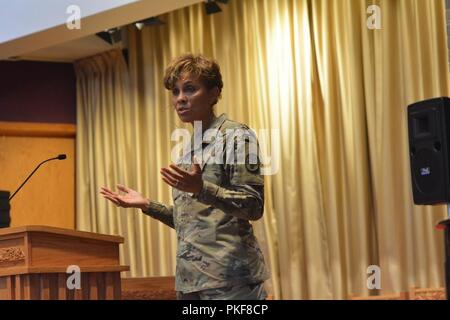 Lt. Gen. Nadja West, Esercito chirurgo generale, parla con un pubblico di membri del personale dell'esercito e medicine ai dipendenti di discutere le priorità della medicina dell'esercito durante un municipio incontro alla principale Post Cappella 3 Agosto. Foto Stock