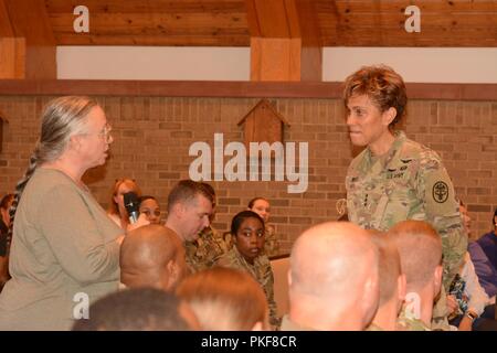 Lt. Gen. Nadja West, Esercito Chirurgo generale e comandante della U.S. Army Medical Command, ascolta domande durante un municipio 3 Agosto presso il principale Post cappella. Foto Stock